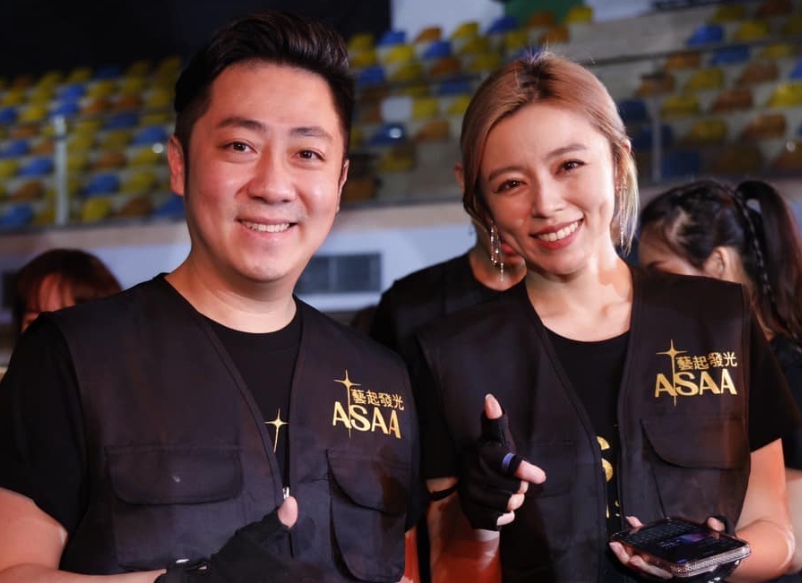 ▼王瞳戴著由艾成骨灰製成的戒指，藉此懷念亡夫。（圖／翻攝自王瞳臉書）