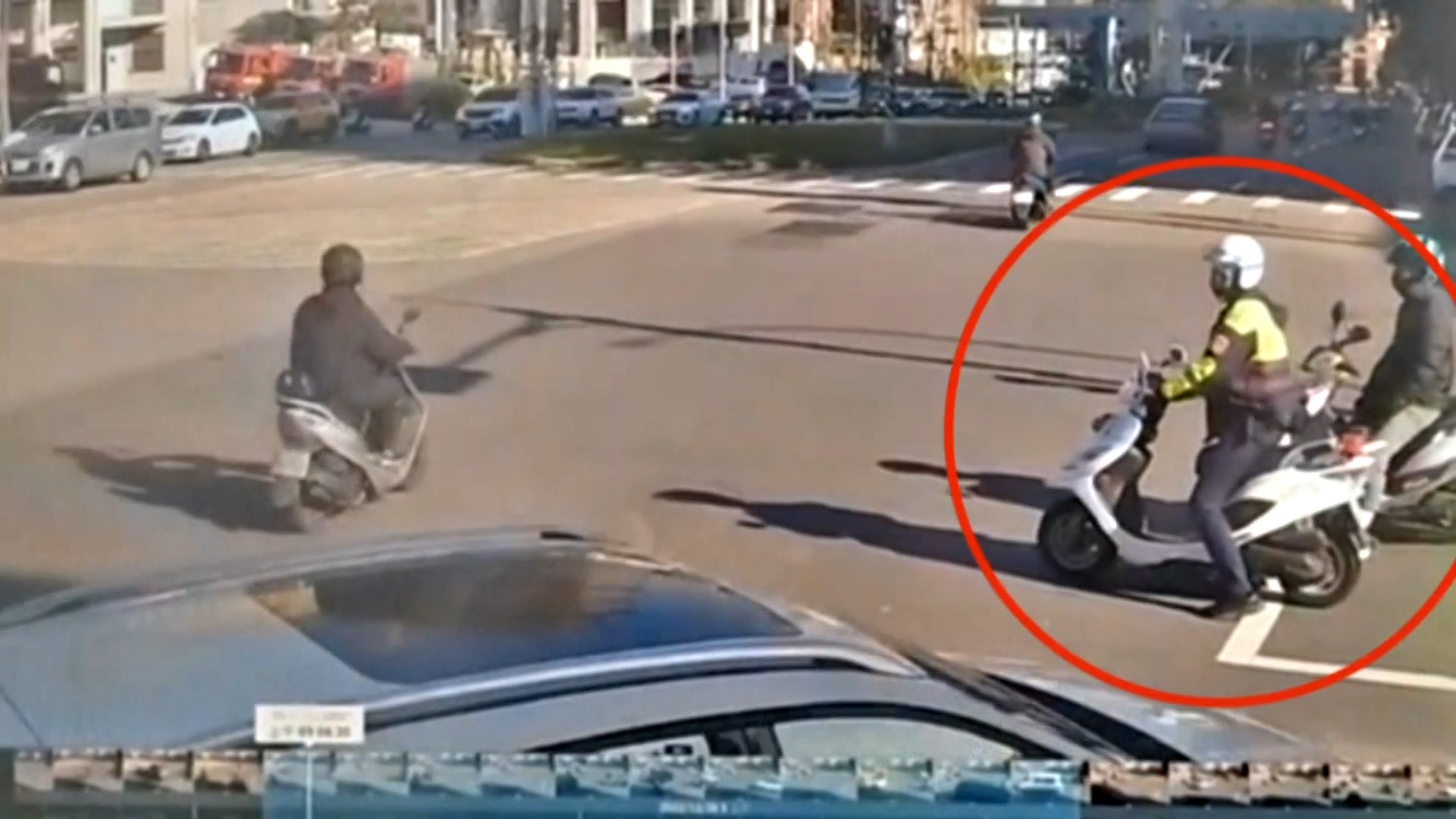 ▼一名員警接獲通報前往處理車禍。（圖／東森新聞）