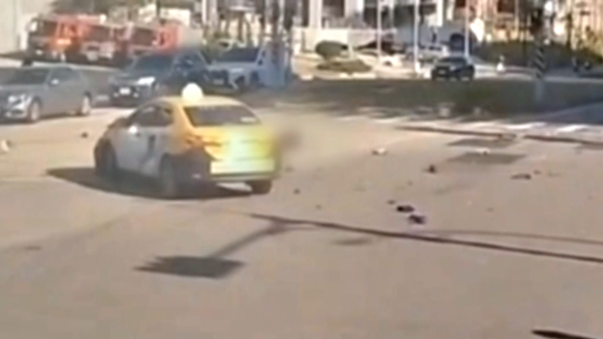 ▼員警遭一輛直行的計程車撞飛。（圖／東森新聞）