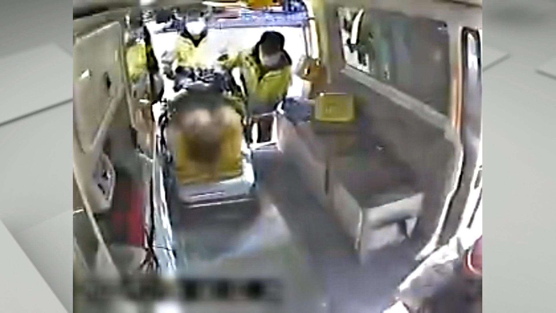 ▼員警小腿嚴重粉碎性骨折。（圖／東森新聞）