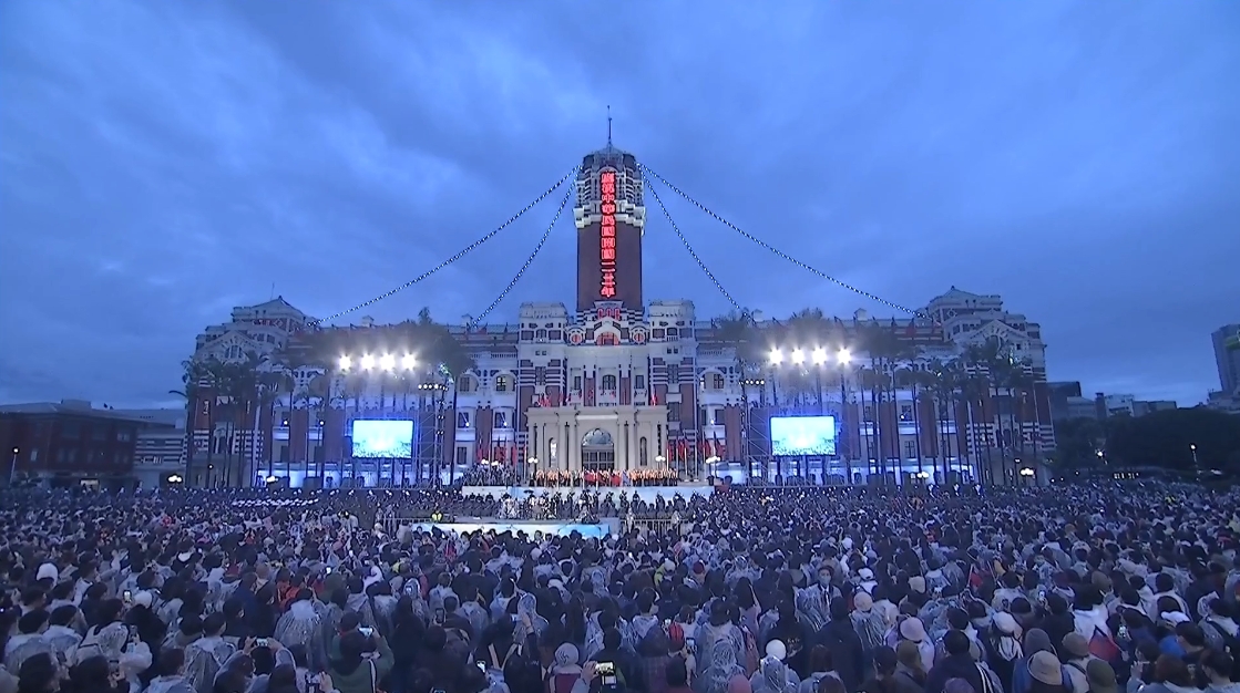 ▼民國112年元旦升旗典禮在總統府前舉行。（圖／東森新聞）