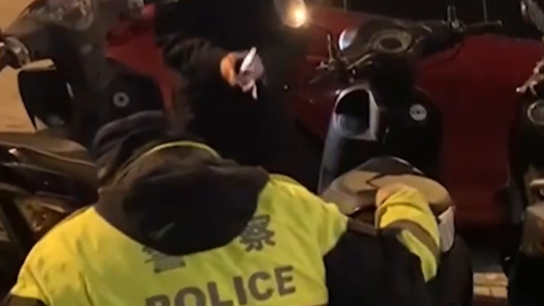 ▼警察一開始也無法把車子拔出來。（圖／東森新聞）