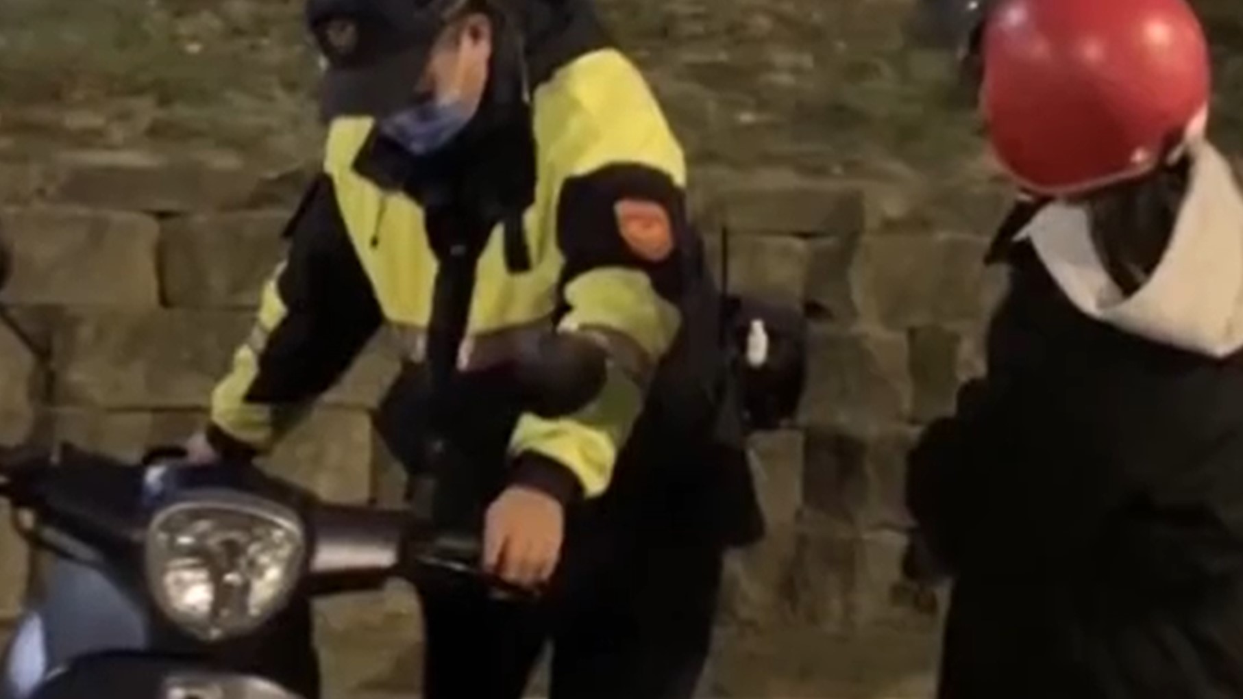 ▼警方最後還是成功將車喬了出來。（圖／東森新聞）