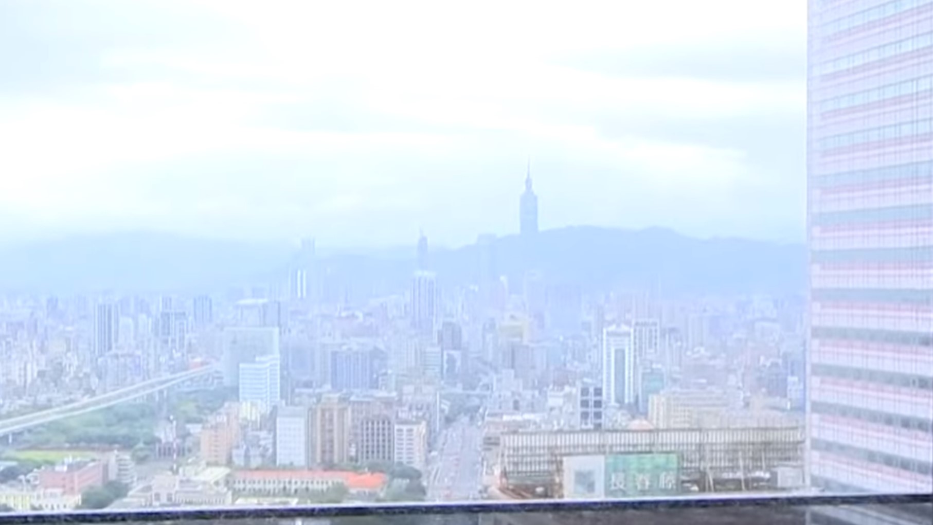 ▼現場直擊發現同一間房，101看得非常清楚。（圖／東森新聞）