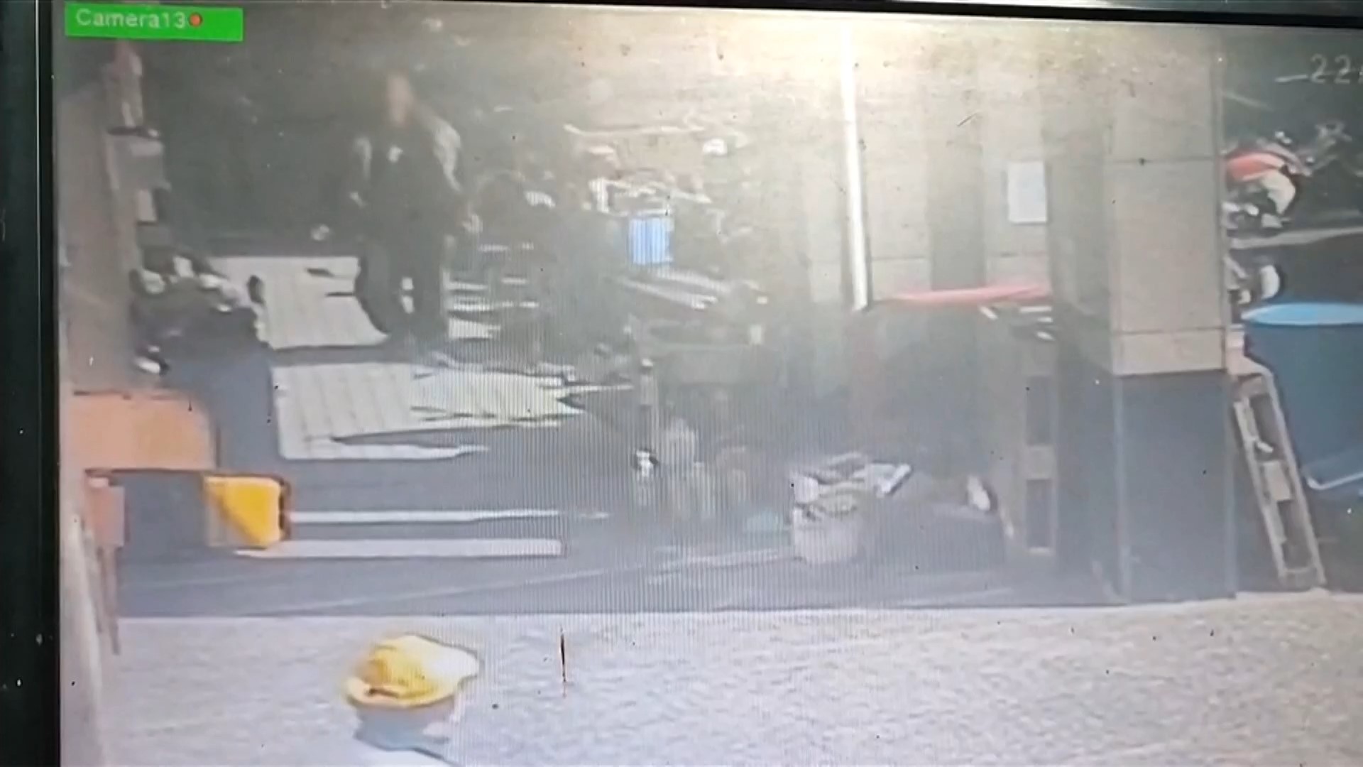 ▼台中一名男子尾隨女騎士進住宅騎樓。（圖／東森新聞）