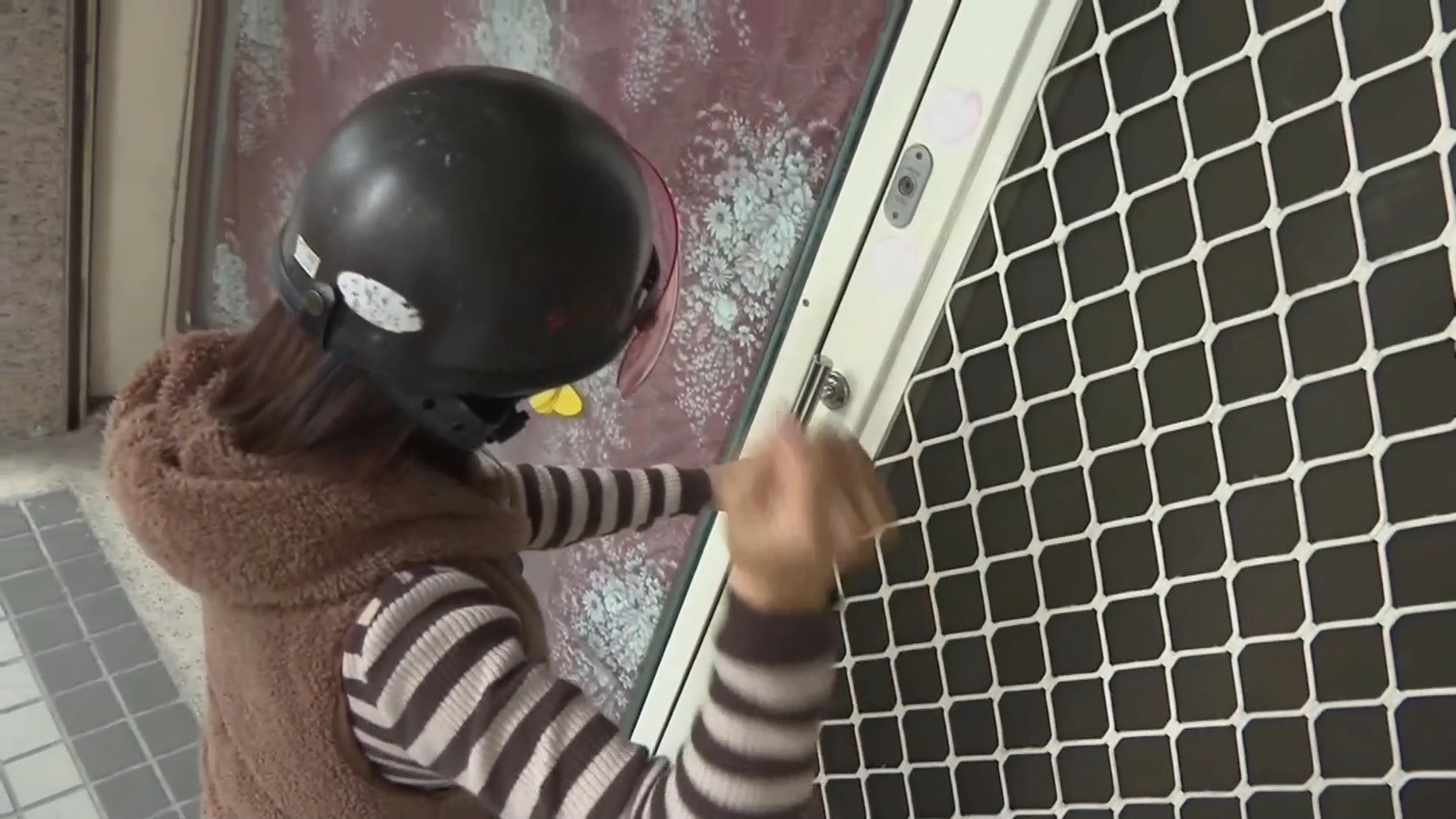 ▼所幸女騎士當下有戴安全帽。（圖／東森新聞）