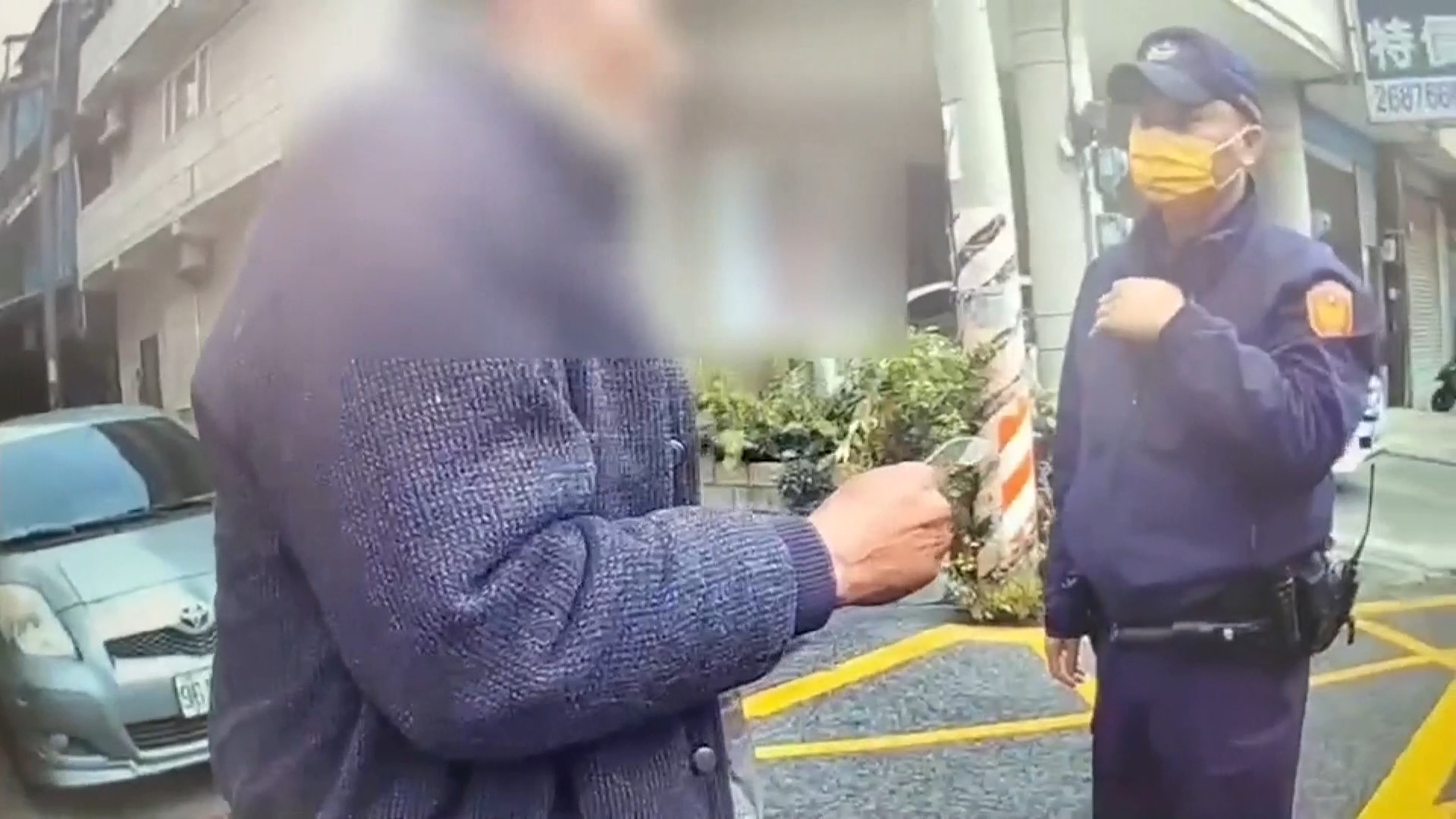 ▼警方將這名男子逮捕，並依傷害罪移送法辦。（圖／東森新聞）