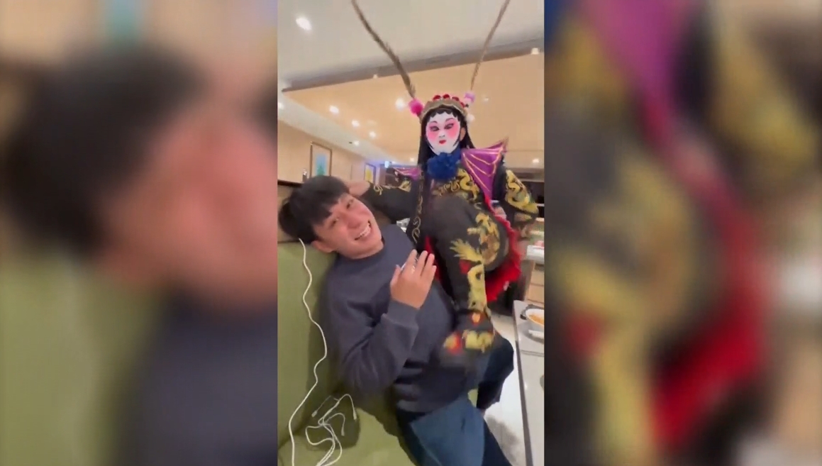 ▼變臉師突然跨坐到男大生身上。（圖／東森新聞）