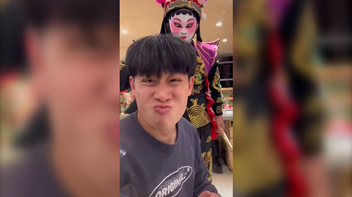 ▼一名男大生突然在麻辣鍋店上演京劇變臉表演。（圖／東森新聞）