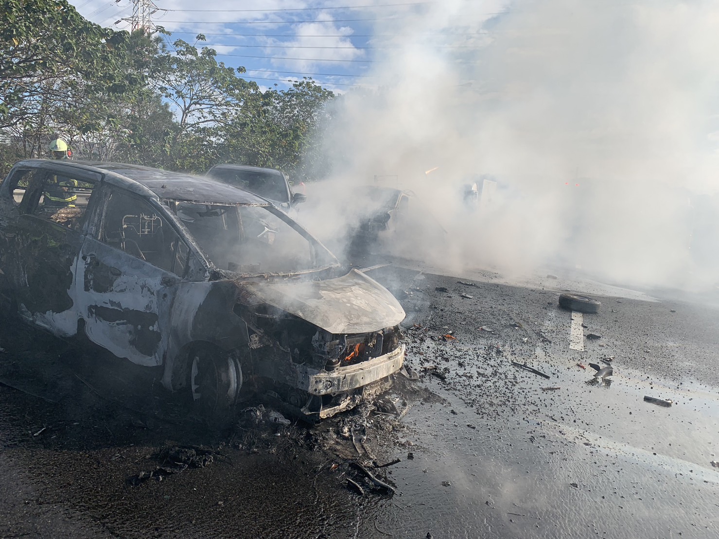 ▼火勢相當嚴重，車體燒到剩下支架。（圖／東森新聞）