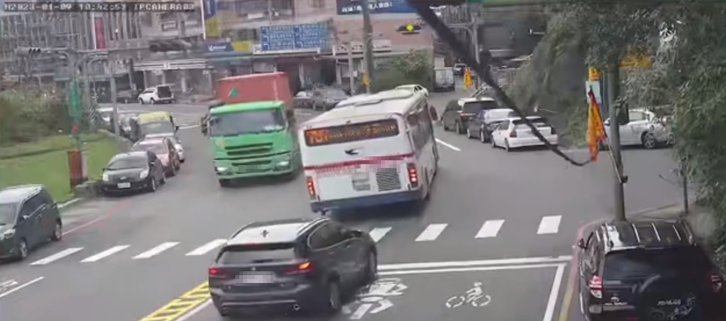 ▼公車與貨櫃車安分行駛在馬路中。（圖／翻攝自《重機車友 ❘ 各區路況天氣、資訊分享中心》臉書）