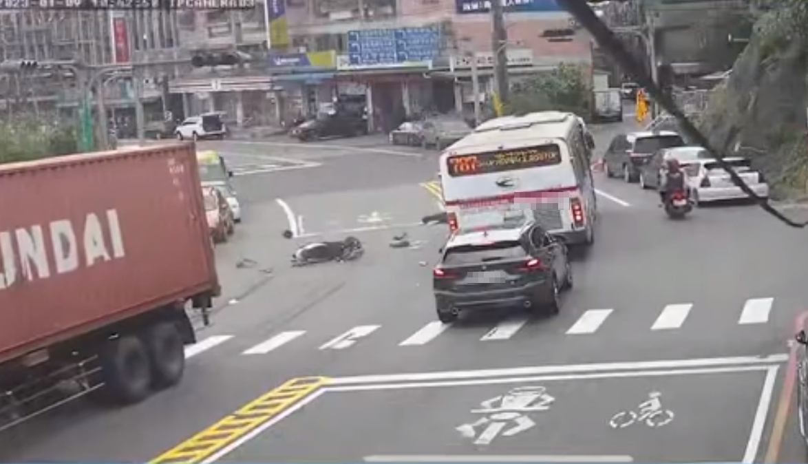 ▼地上散落機車零件。（圖／翻攝自《重機車友 ❘ 各區路況天氣、資訊分享中心》臉書）