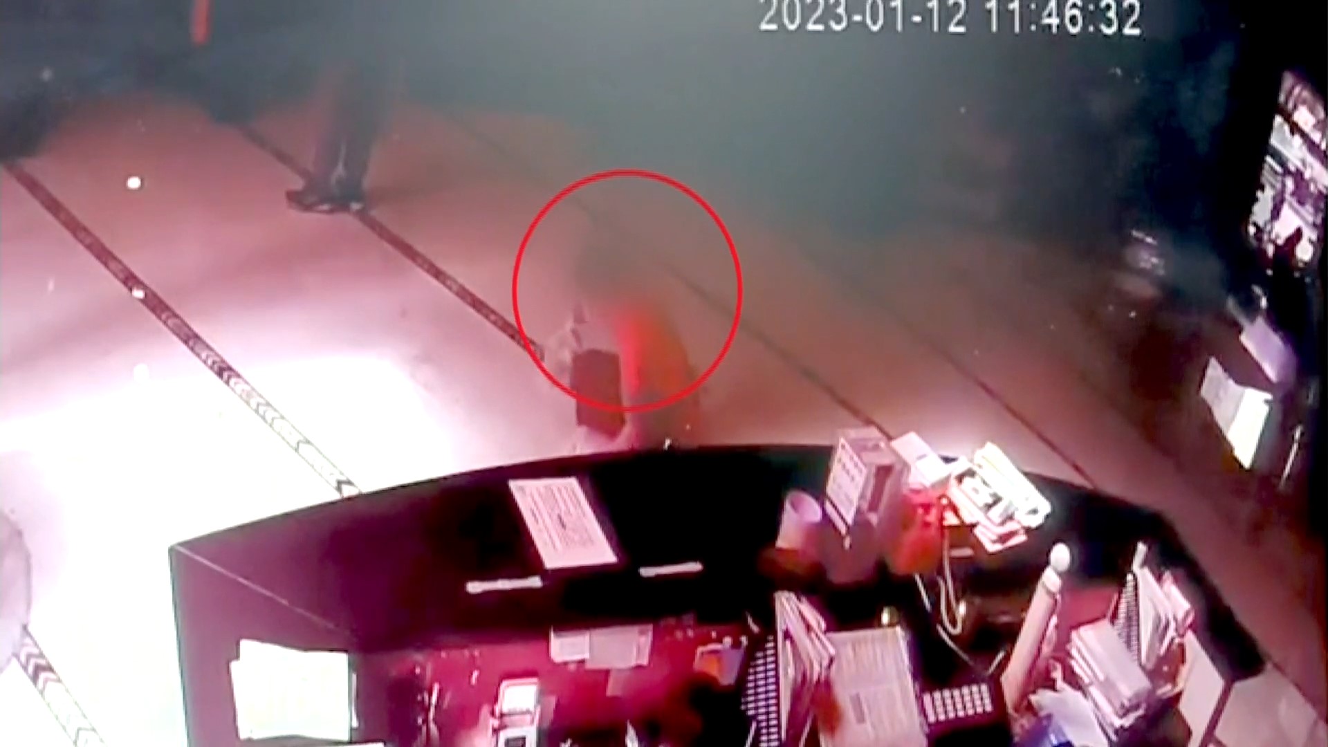 ▼一名外送員外送到辦公大樓時突然倒地。(圖/東森新聞)