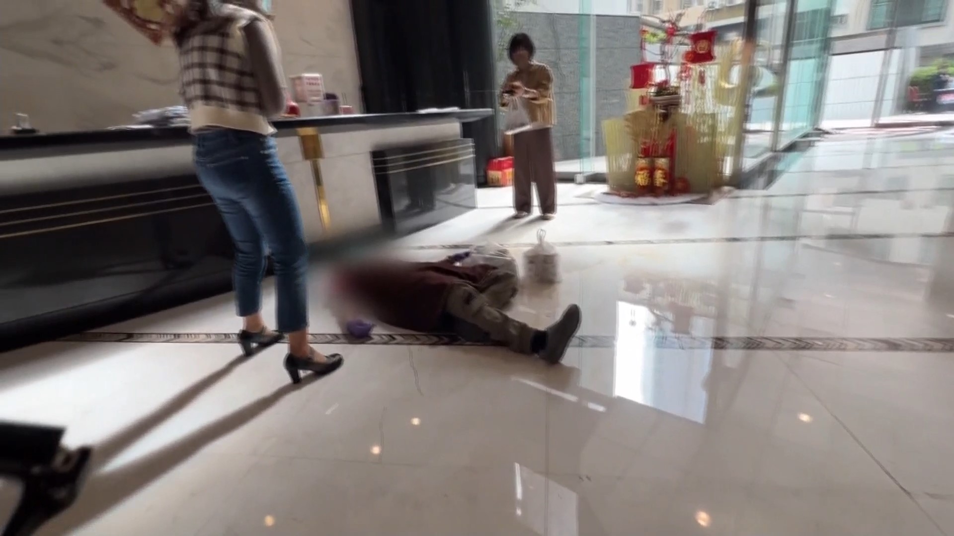 ▼出外用餐的民眾看到外送員倒地通報119。(圖/東森新聞)