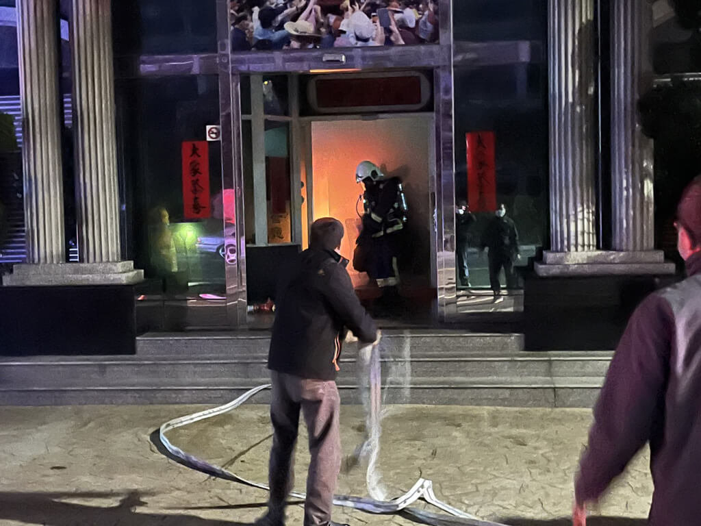 ▼苗栗縣苑裡鎮一家餐廳19日深夜發生火警，收隊過程中，一名義消遭酒醉駕車的男子撞傷送醫。（圖／民眾提供／中央社）