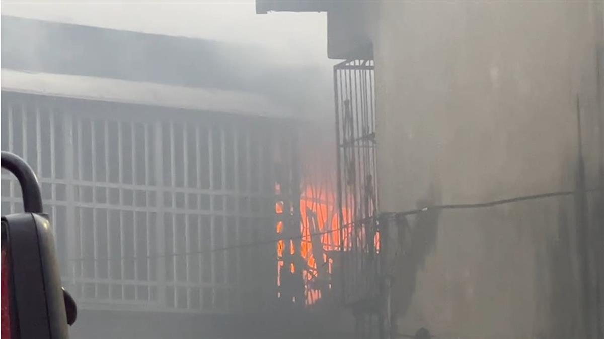 ▼除夕夜台中大雅發生火警。（圖／東森新聞）