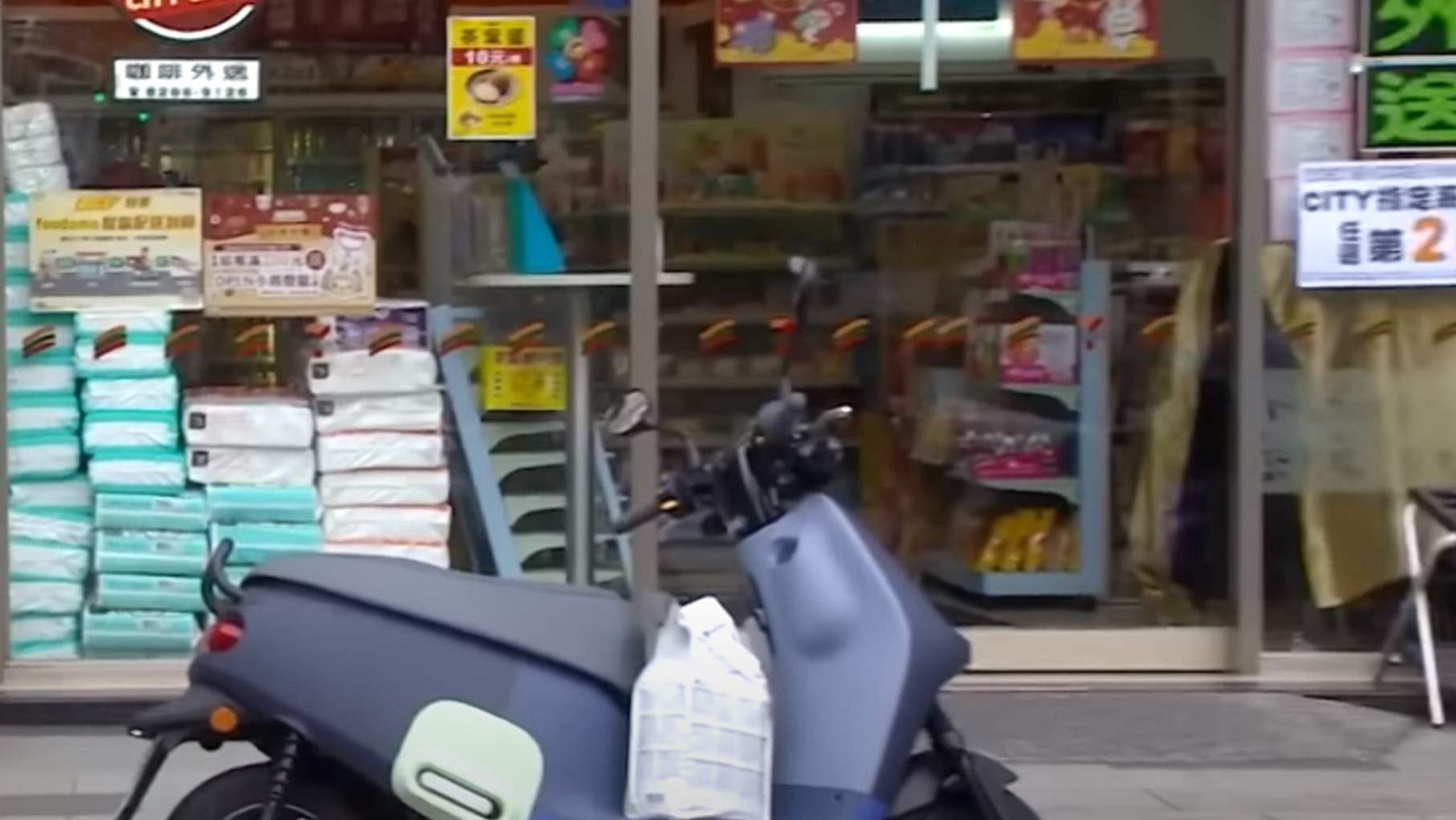 ▼兩名保全在超商前爆發衝突。（圖／東森新聞）