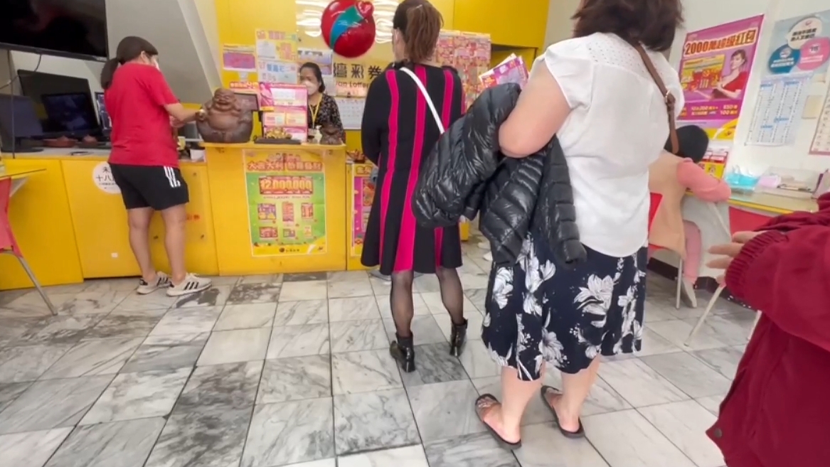 ▼許多民眾紛紛湧上前想沾沾好運。（圖／東森新聞）