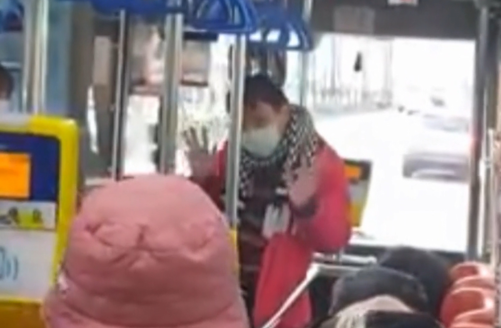 ▼一名男子搭公車，卻跟司機起衝突。（圖／東森新聞）