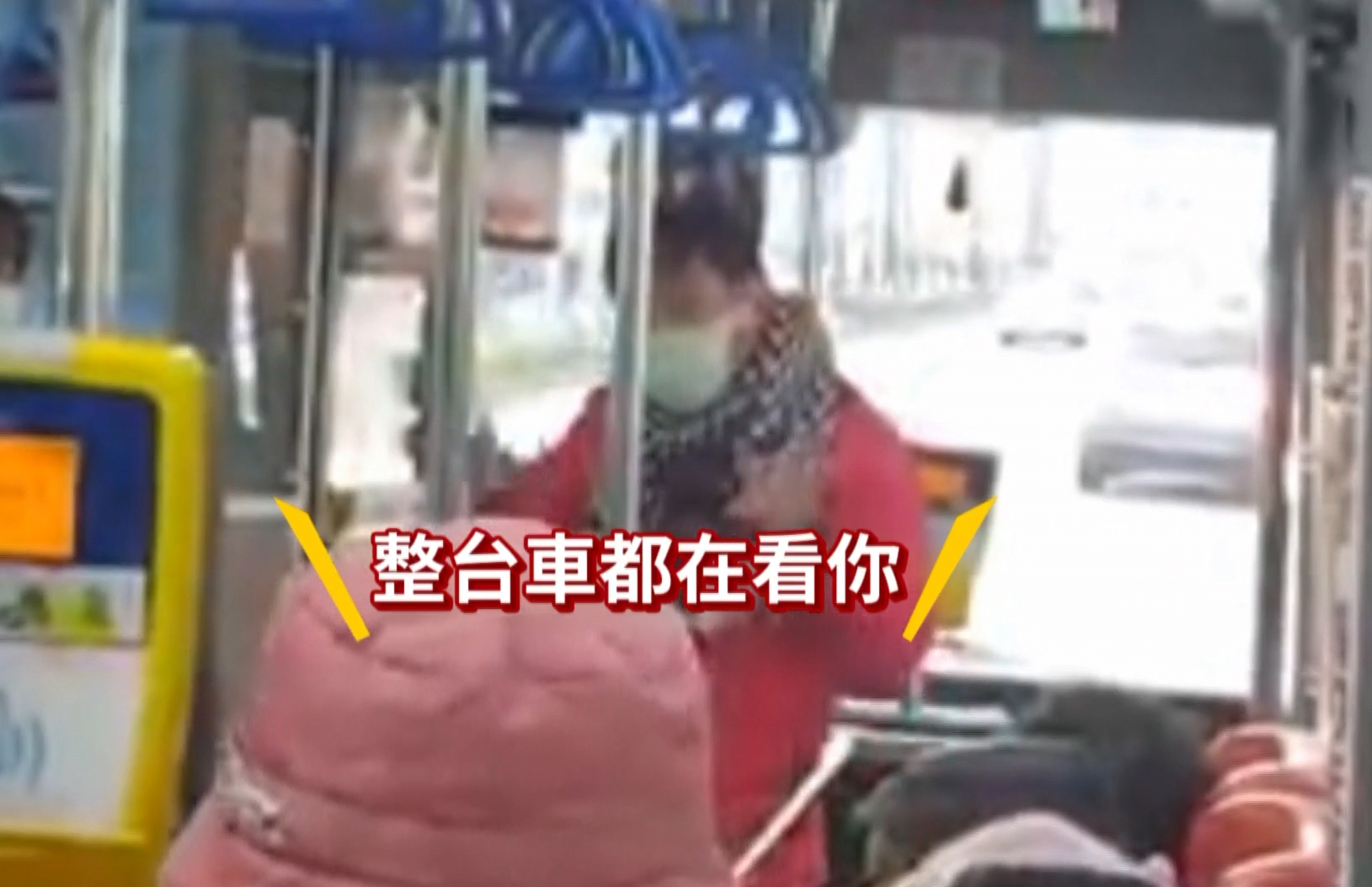 ▼乘客看不下去，出聲制止。（圖／東森新聞）