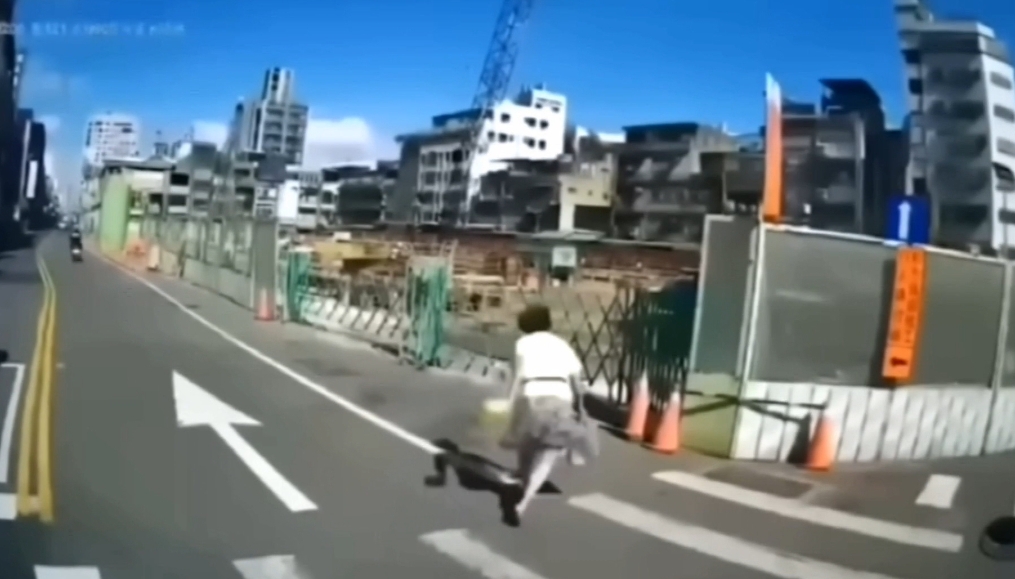 ▼一名婦人過馬路時險些與小貨車發生擦撞。（圖／東森新聞）