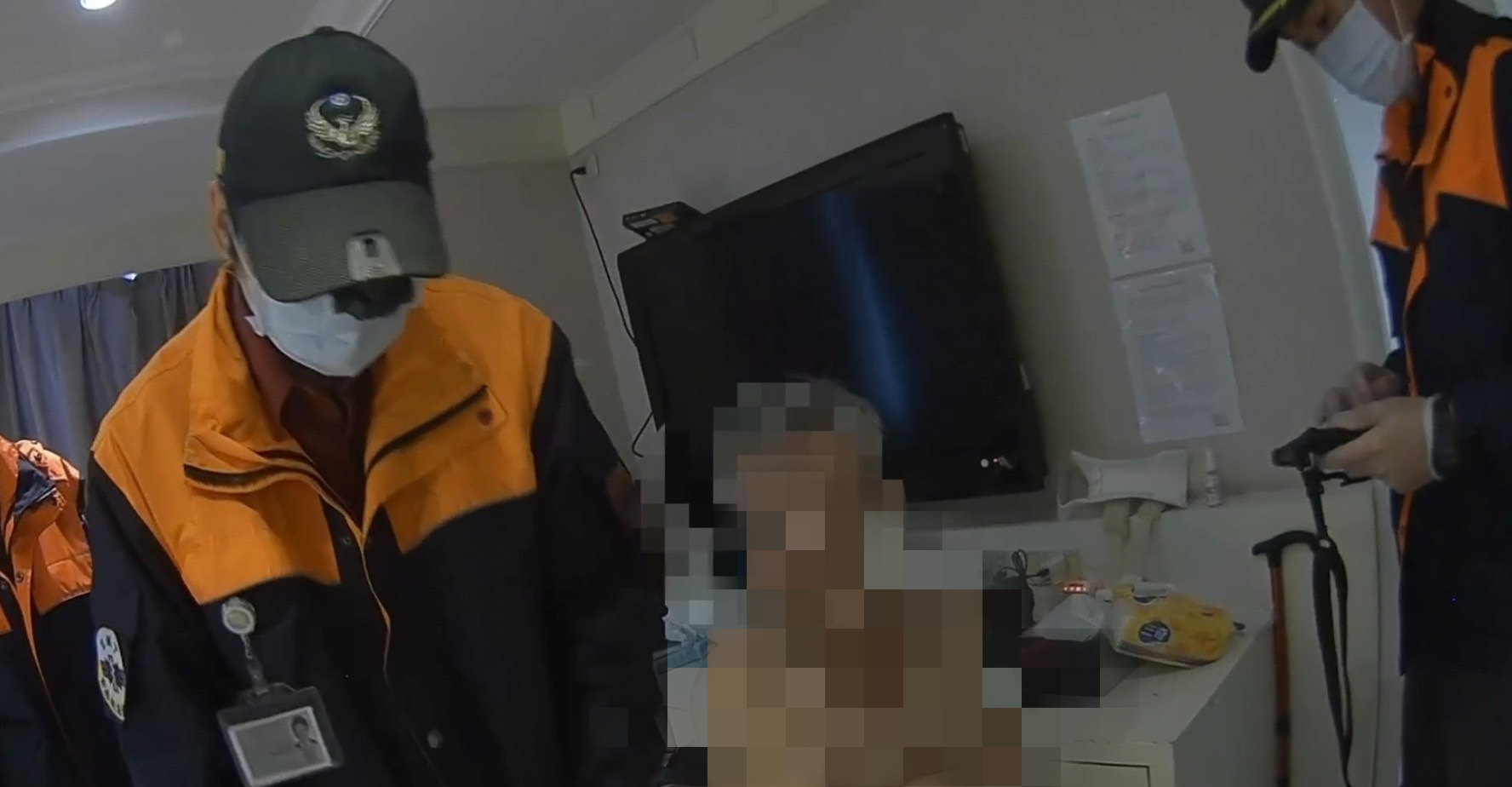 ▼一名長者受困浴缸五小時，警方協助老人脫困。（圖／東森新聞）