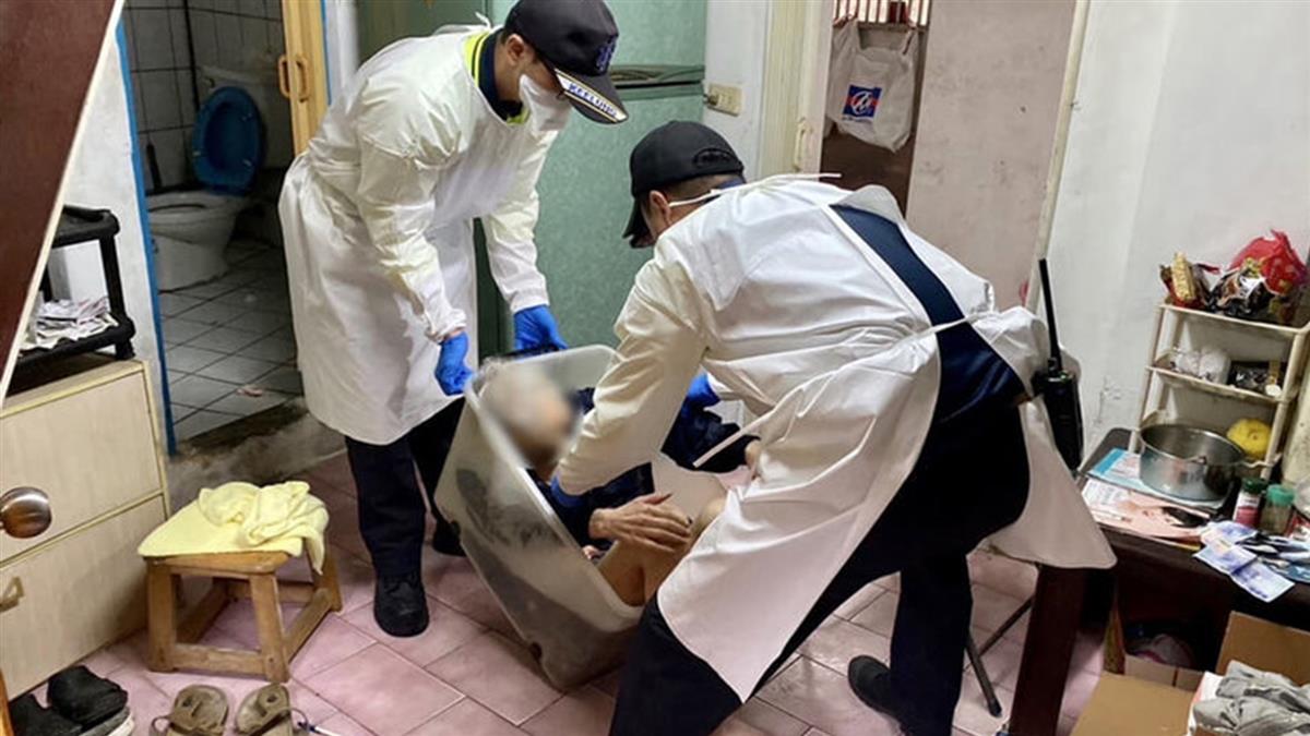 ▼老翁因為重心不穩跌進收納箱內。（圖／翻攝自基隆市警察局第四分局臉書）