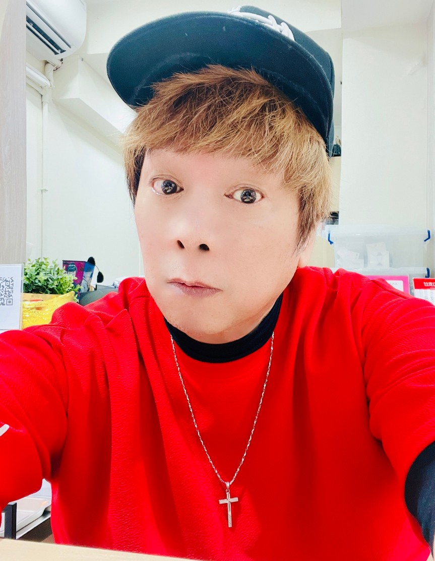 ▼曹西平曾倒在地上爬不起身，雙腿無法動彈。（圖／翻攝自曹西平臉書）