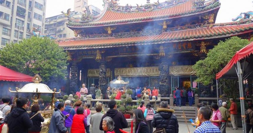 龍山寺前搶化緣地盤 女尼被問：1晚給妳5千要不要？