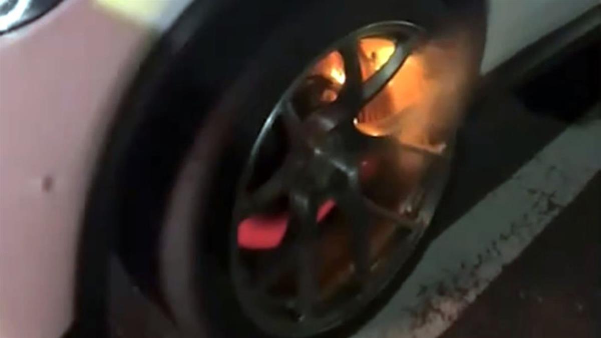 開名車阿里山公路狂飆 車輪操到「起火」他PO網慘了