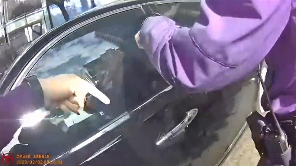 砰！警開4槍圍捕轎車 小黃載客嚇壞「要去收驚了」