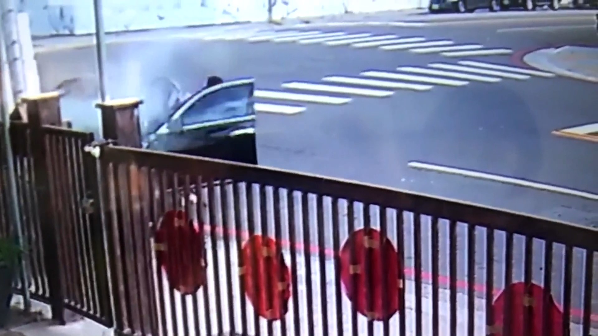 ▼嫌犯不顧員警亮槍圍捕，趁隙逃逸。（圖／東森新聞）