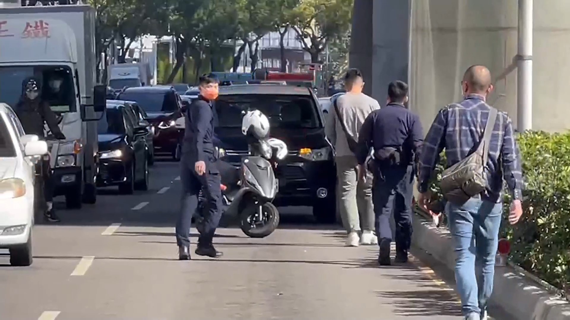 ▼計程車司機載著一位女乘客目睹事發經過。（圖／東森新聞）