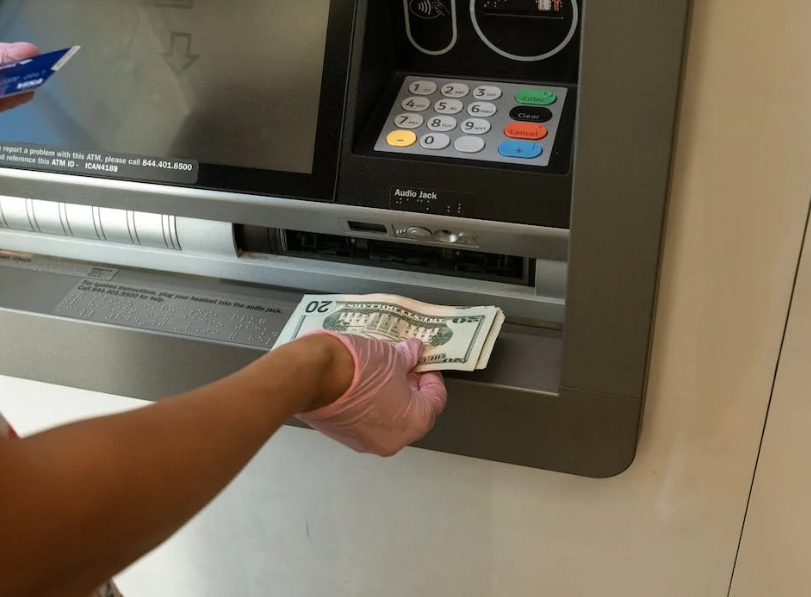 ▼公股銀行積極開發系統,讓其所設立的ATM也能加入此次發放專案。(示意圖/翻攝自pexels)