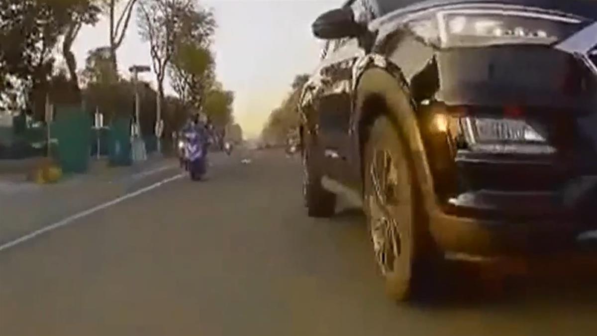 獨／難忍一時之氣轎車逼機車 駕駛開罰吊牌半年