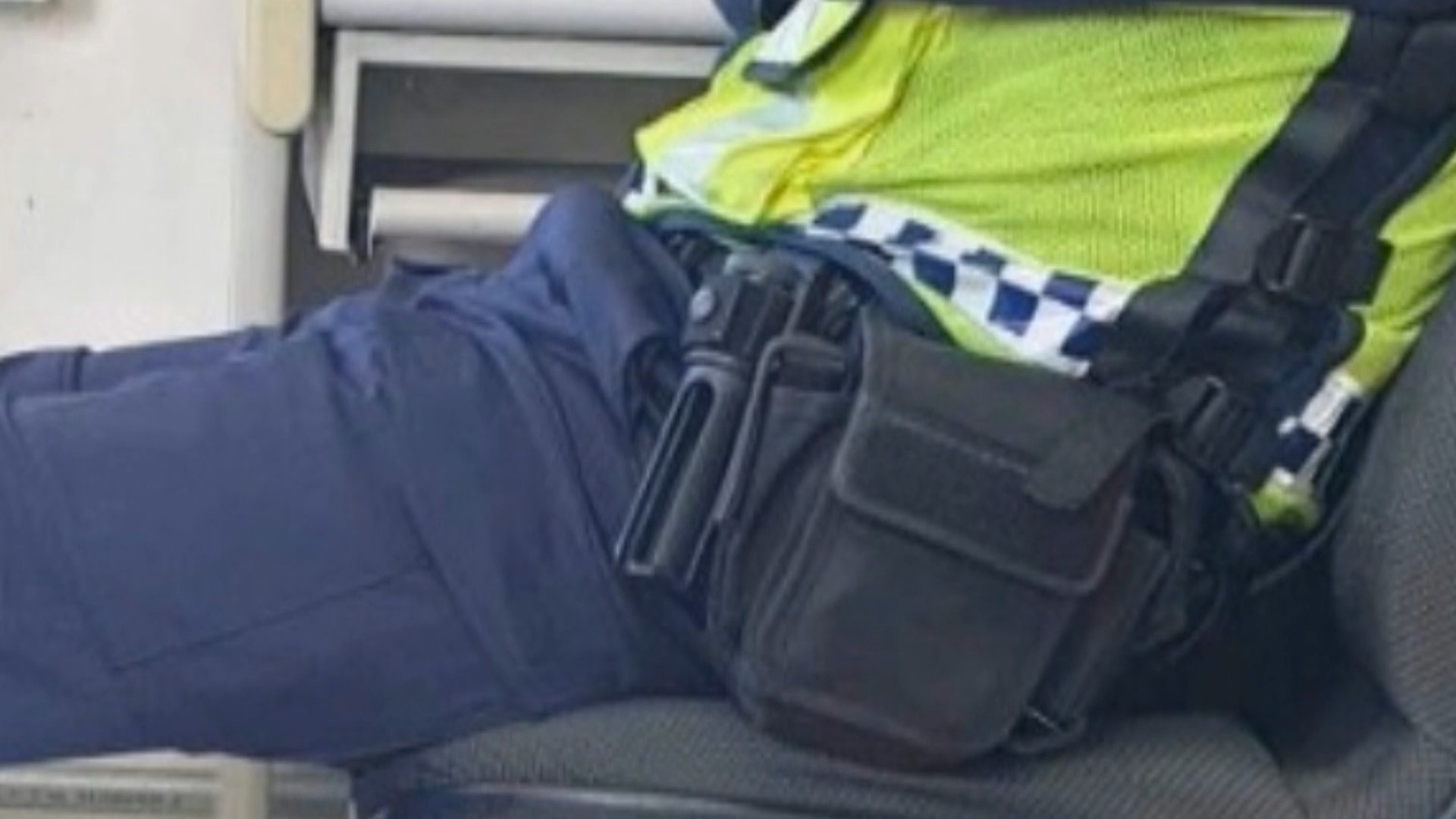 ▼桃機航警小隊長被檢舉配槍公然打瞌睡。(圖/東森新聞)