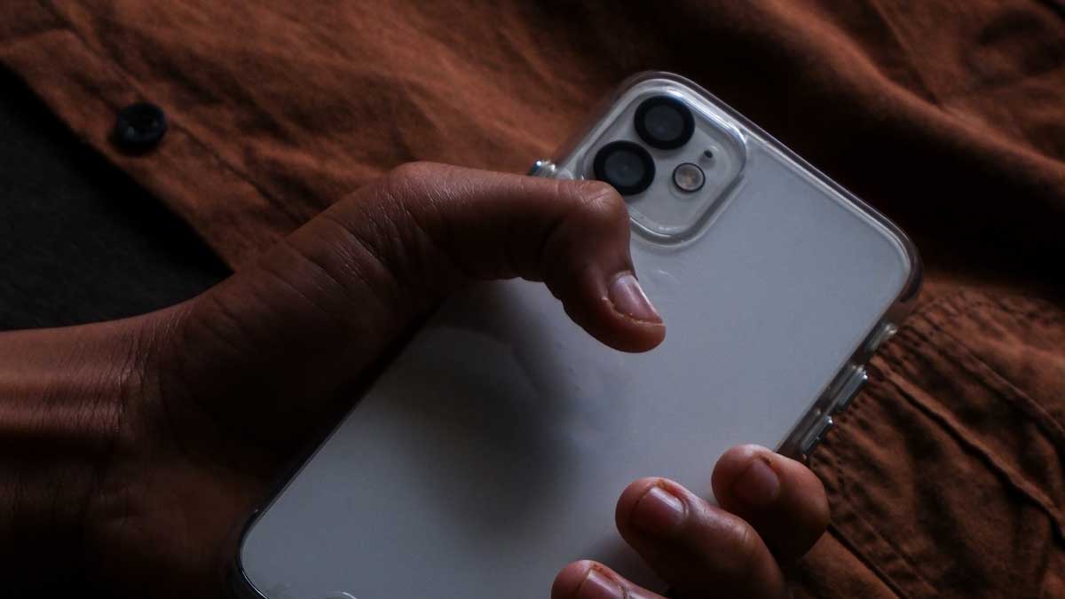 ▼國軍情侶在營區內恩愛自拍遭外流。(示意圖/翻攝自pexels)