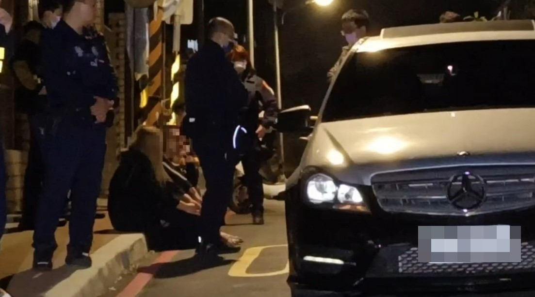 ▼車上共有3男1女，後座的鍾姓男子頭部中彈。（圖／東森新聞）