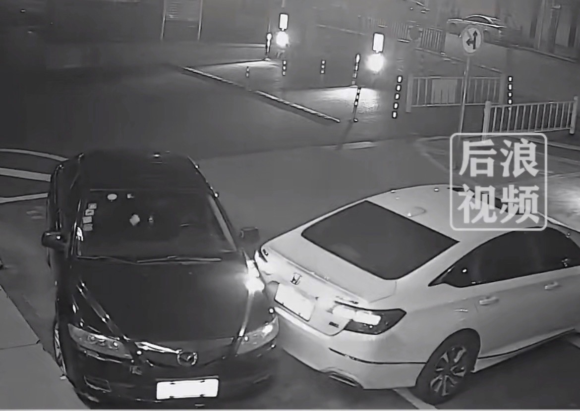 ▼郝男駕駛白色小客車，倒車時直直往黑色轎車撞上去。（圖／翻攝自後浪視頻 微博）