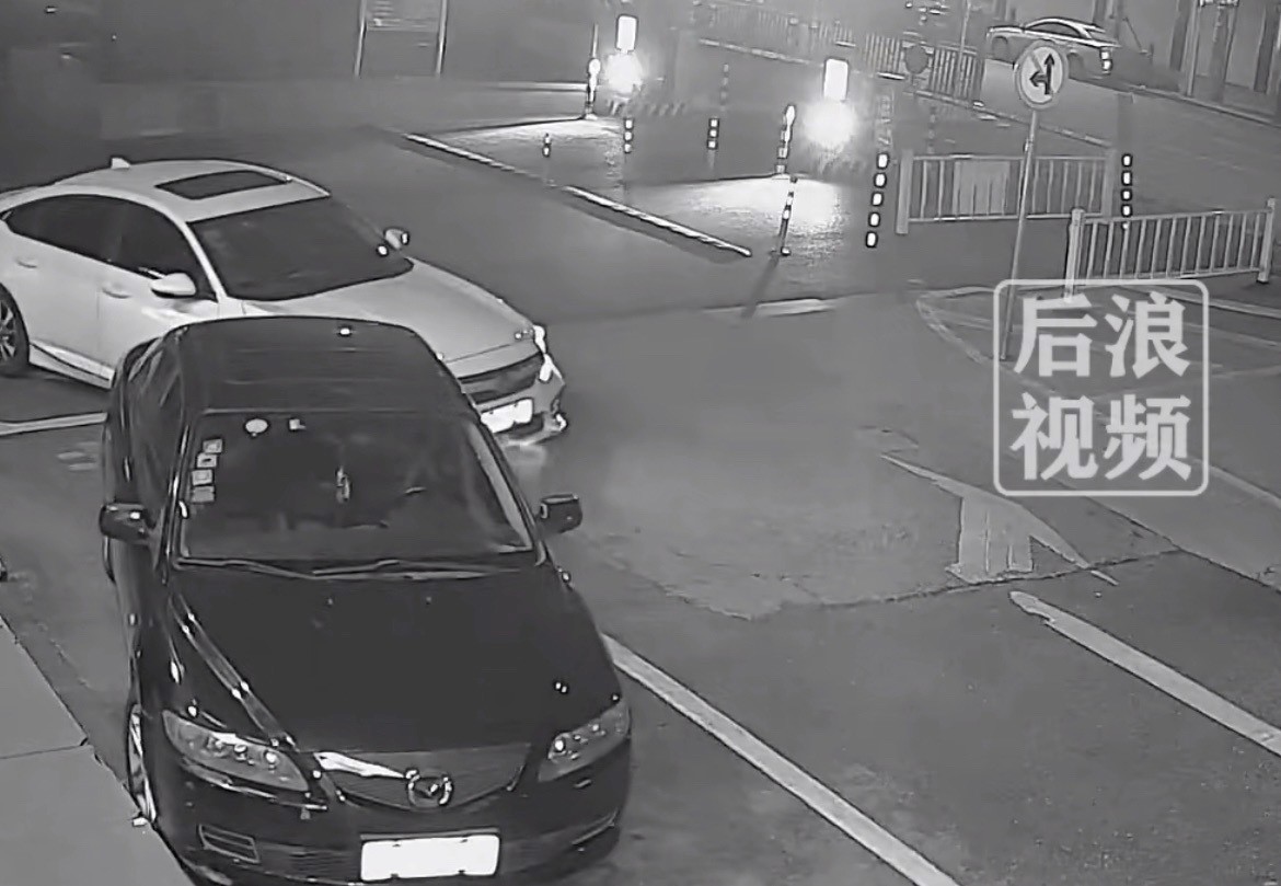 ▼郝男開著白車把可憐的黑色轎車，車頭車尾都撞了一遍。（圖／翻攝自後浪視頻 微博）