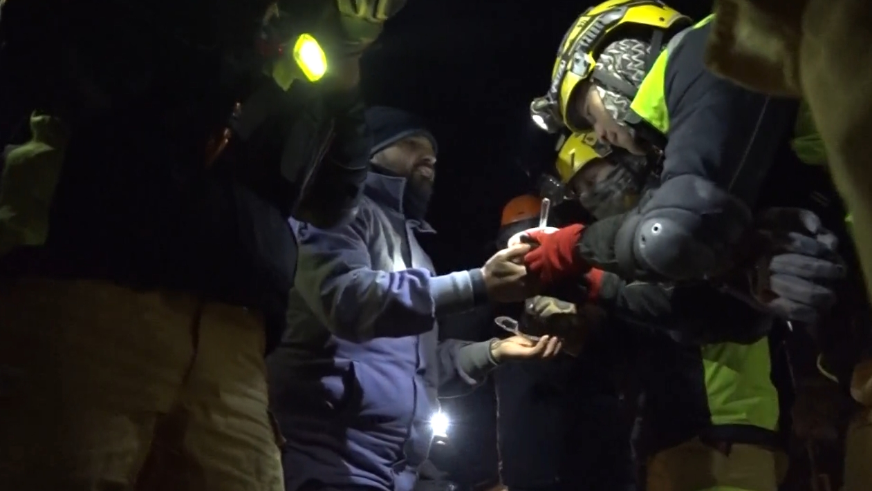 ▼土耳其當地居民暖心提供搜救隊熱食。（圖／東森新聞）