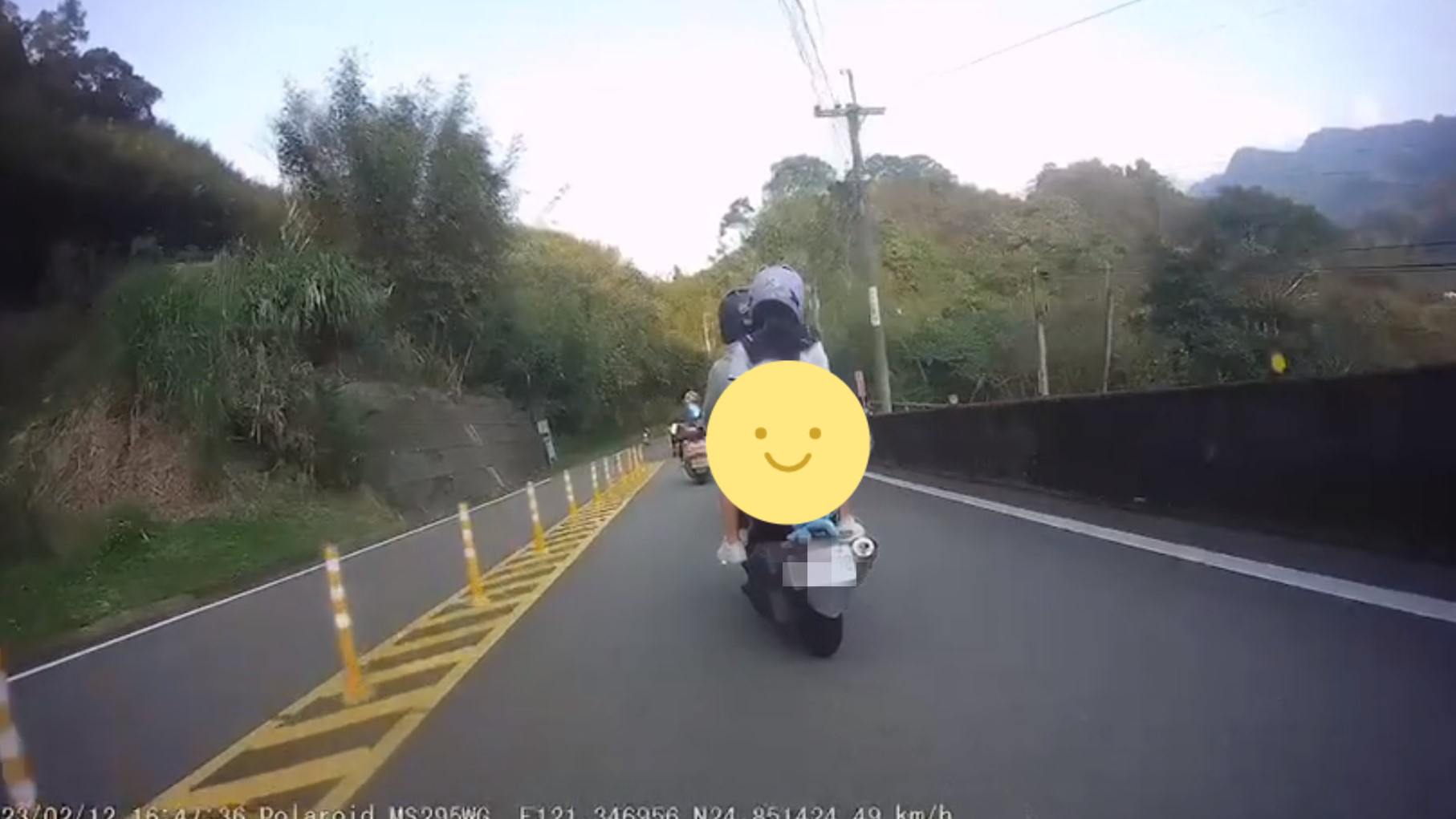 ▼女子裙襬隨風飛起，裙底風光全被拍。（圖／翻攝自記者新聞網）