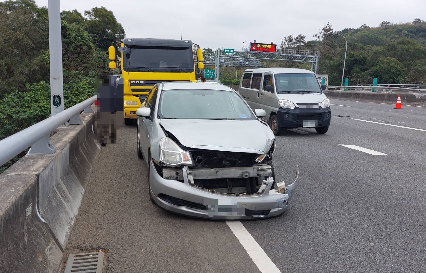 ▼寶山交流道附近發生嚴重車禍。（圖／東森新聞）