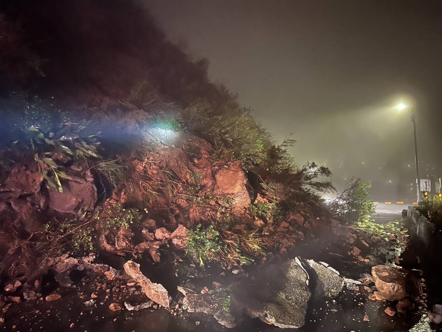 ▼瑞芳發生土石崩塌。（圖／東森新聞）