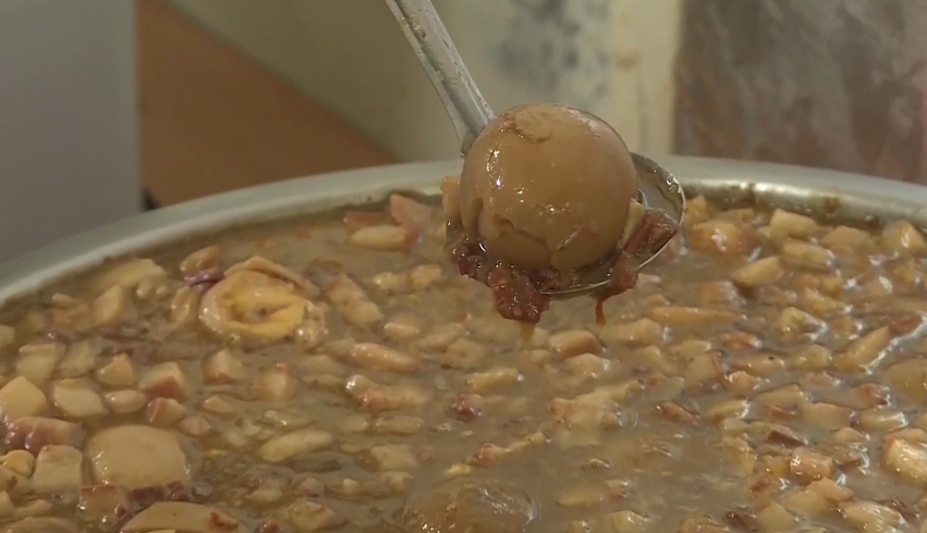 ▼滷蛋吃到飽吸引顧客上門。（圖／東森新聞）