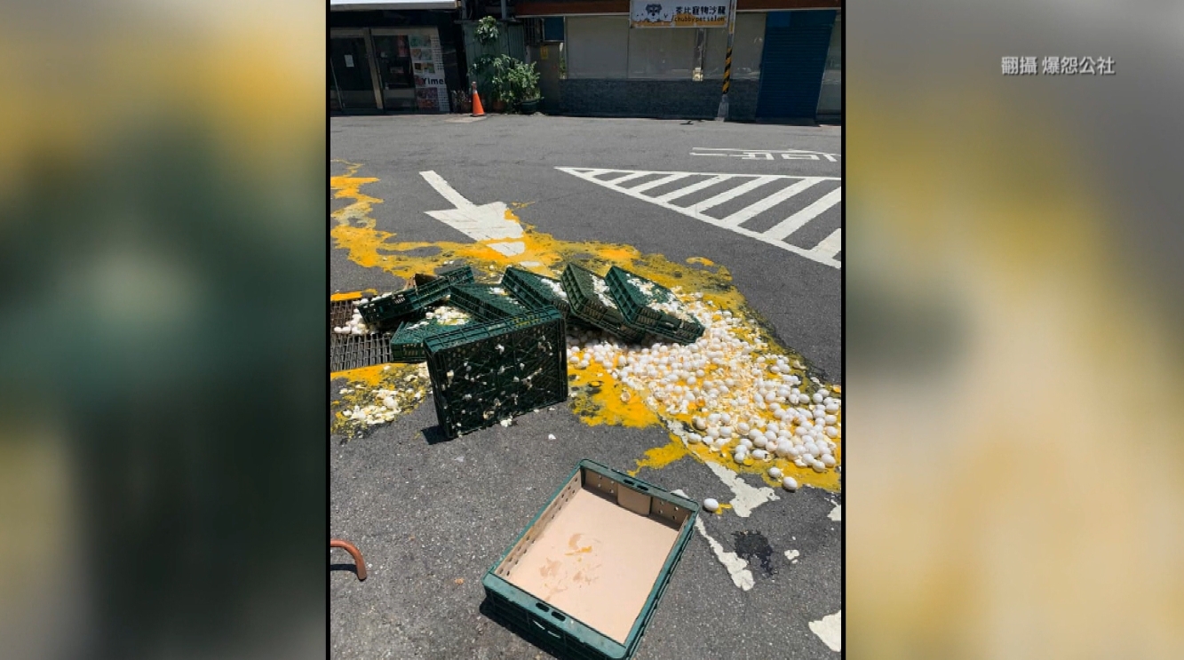 ▼一名網友發文表示自己將一堆雞蛋摔破了。（圖／翻攝自爆怨公社）