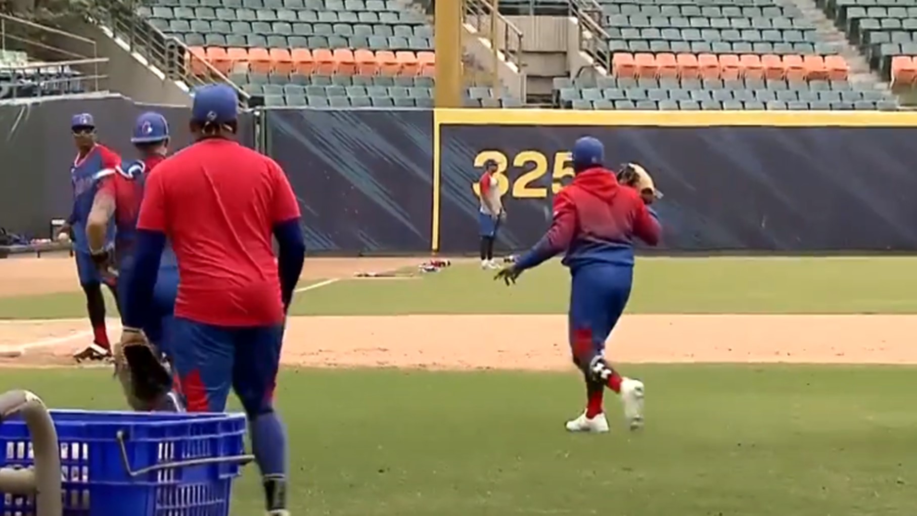 ▼古巴隊今天中午到新莊球場練球，士氣非常高昂。（圖／東森新聞）