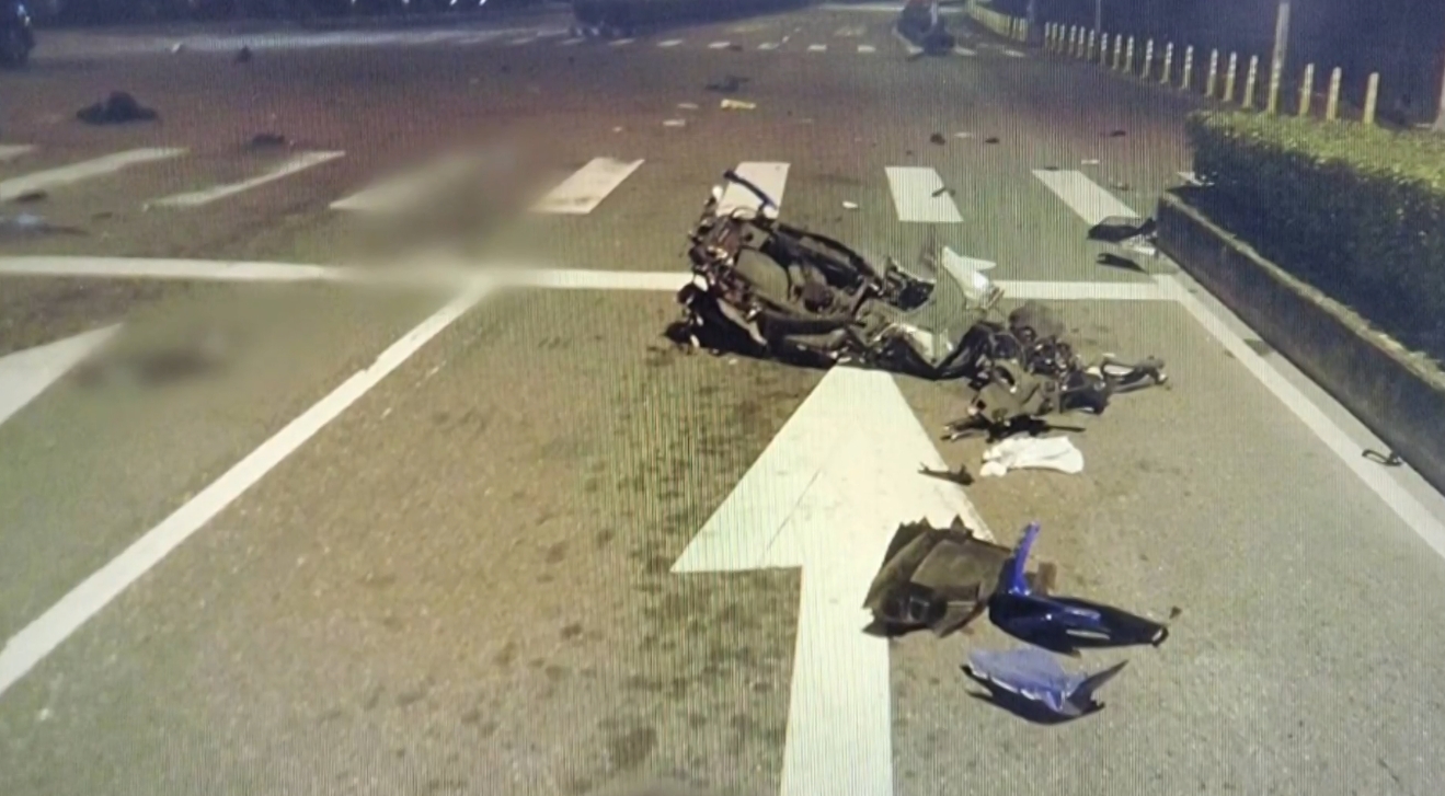 ▼機車碎片四散車禍現場。（圖／東森新聞）