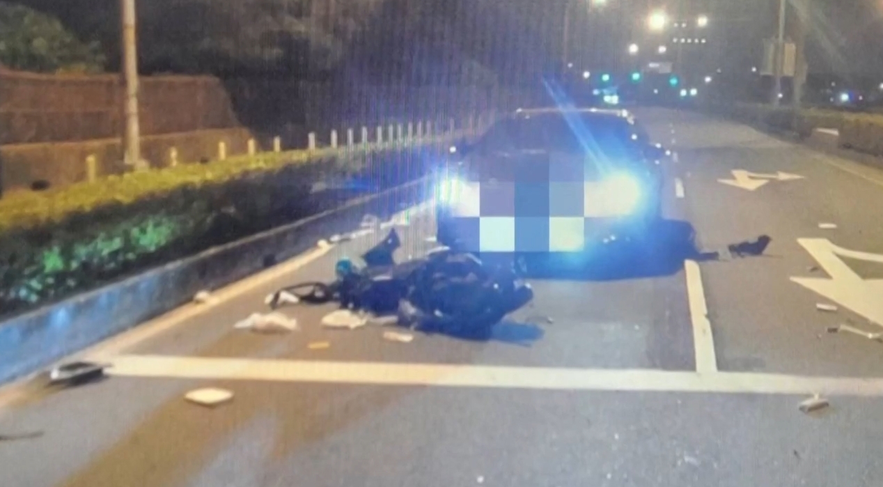 ▼機車撞上轎車車頭，損毀嚴重。（圖／東森新聞）