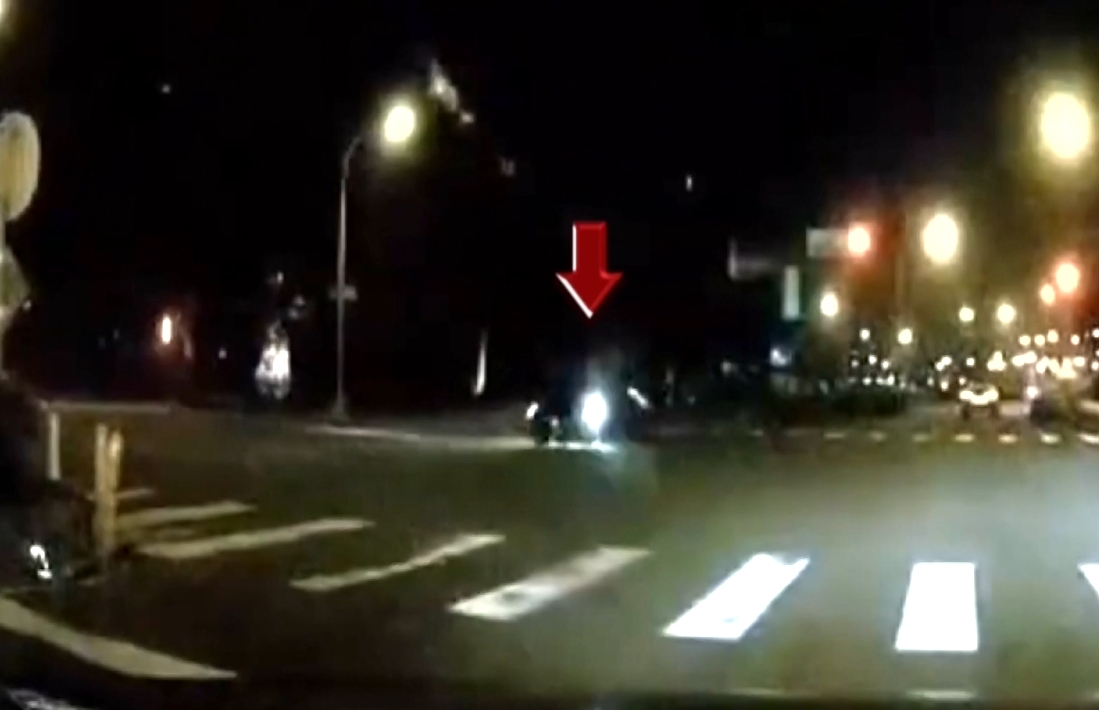 ▼台中發生嚴重車禍，一輛轎車違規闖紅燈撞上轉彎的機車。（圖／翻攝自八卦村YouTube）